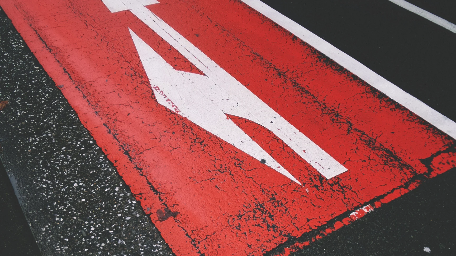 Solid Q4 results with signs of divergence